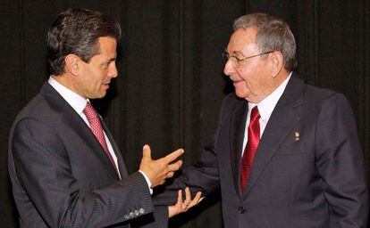 Pe&ntilde;a Nieto y Ra&uacute;l Castro en enero de 2013 en Chile.