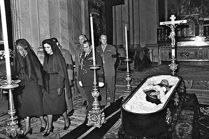 Carmen Polo, la mujer del dictador, y su hija asisten a la misa de funeral por la muerte de Francisco Franco. Su familia había intentado mantenerle vivo hasta el 26 de noviembre, para asegurarse de que se producía la renovación del mandato del presidente de las Cortes, Alejándro Rodríguez de Valcárcel, afecto al llamado <i>clan del Pardo</i>. No lo consiguieron, y Franco falleció el 20 de noviembre de 1975, tras una larga agonía.