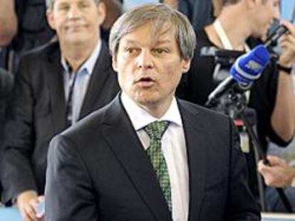 El comisario europeo de Agricultura, Dacian Ciolos, durante la reunión de ministros ayer en Luxemburgo