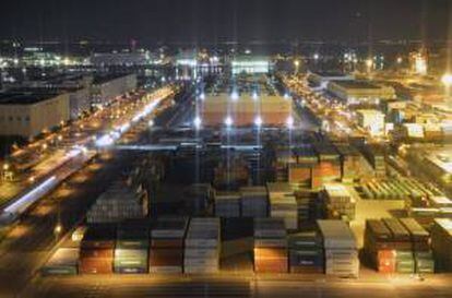 Vista nocturna del muelle de contenedores del puerto de Tokio. EFE/Archivo