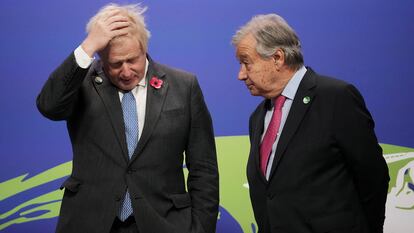 Britain's Prime Minister Boris Johnson and UN Secretary-General Antonio Guterres prepare to receive attendees during the UN Climate Change Conference (COP26) in Glasgow, Scotland, Britain November 1, 2021. Christopher Furlong/Pool via REUTERS