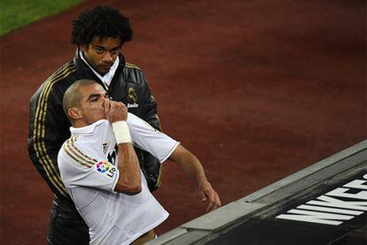 Pepe, al final del encuentro, se besa el escudo ante la afición del Barça.