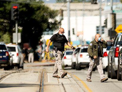 Autoridades en el sitio del tiroteo, en la Autoridad de Transporte del condado de Santa Clara.