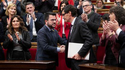 Pere Aragonès y Salvador Illa se saludan tras la aprobación de los Presupuestos de 2023.
