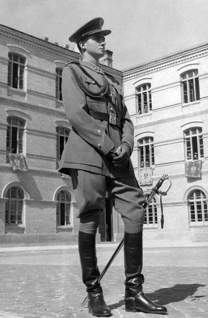 El príncipe Juan Carlos posa en la Academia Militar de Zaragoza entre 1955-57.