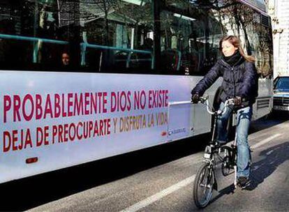 Uno de los dos autobuses con publicidad que niega la existencia de Dios que pueden verse desde hoy en Barcelona