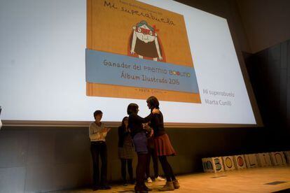 Marta Cunill recoge el premio al mejor &aacute;lbum ilustrado por Mi superabuela. 
