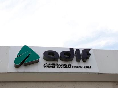 El logotipo de Adif sobre la estación madrileña de Nuevos Ministerios.