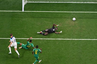 Jordan Henderson marca el primer gol de Ingaterra. 