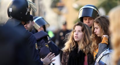 La policía retiene a una adolescente el viernes ante la comisaría de Zapadores de Valencia.