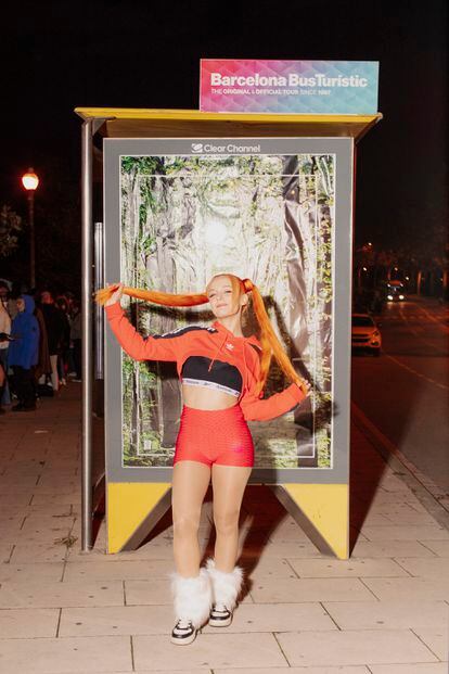 Nayra, de 25 años, posa en la cola para el concierto de Blackpink en Barcelona.
