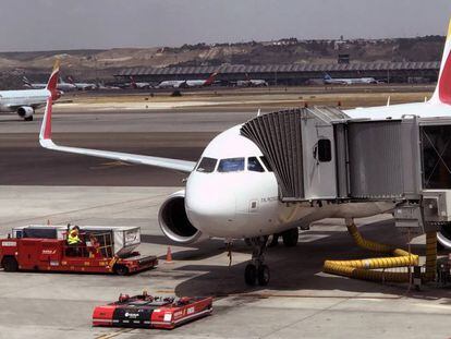 Operaciones de handling a un avión de Iberia en el aeropuerto de Barajas.