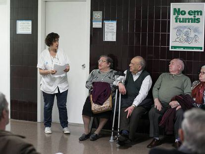Pacients a la sala d'espera de l'ambulatori de la Mina, a Barcelona.