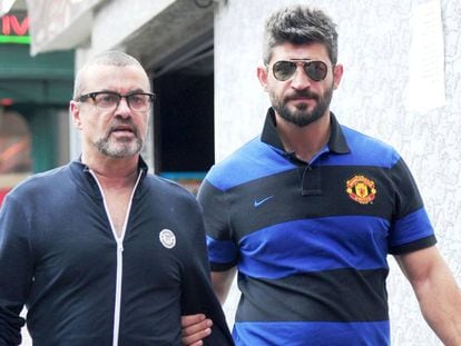 El cantante George Michael junto a su entonces pareja Fadi Fawaz en 2012. 