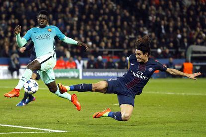 El jugador del París Saint Germain Edinson Cavani (d) disputa el balón con Samuel Umtiti.