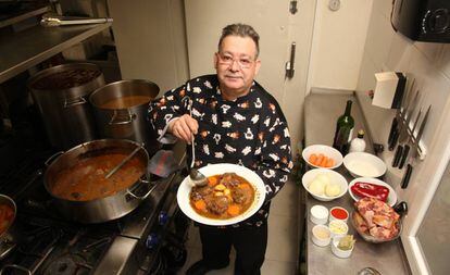 Pepe Filloa, jefe de cocina de La Clave, muestra un rabo de toro a la cordobesa. 