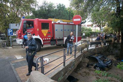 El cotxe que ahir va ser arrossegat per la riada a la riera de Cabrils a Vilassar de Mar. 