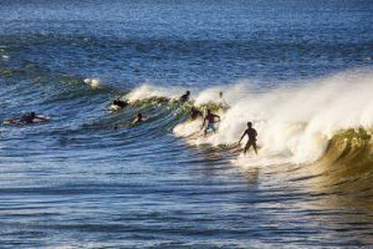 Surfistas en Byron Bay, Australia.
