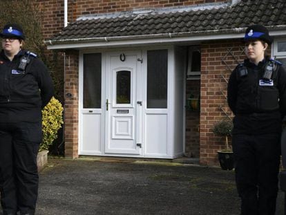 Unas policías británicas vigilan la residencia de Serguéi Skripal, en Salisbury (Reino Unido) a principios de marzo.