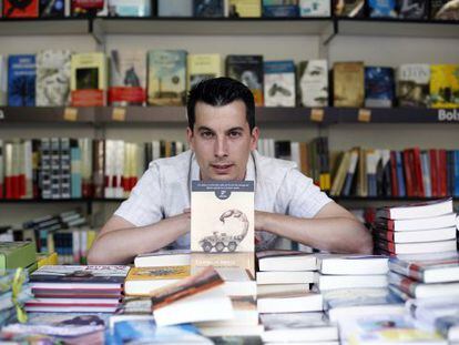 Luis Gonzalo Segura posa con su novela en la Feria del Libro de Madrid.