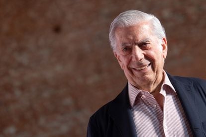 Mario Vargas Llosa asiste al estreno de 'Mario y los Perros' en la Cineteca el 27 de junio de 2019 en Madrid, España.