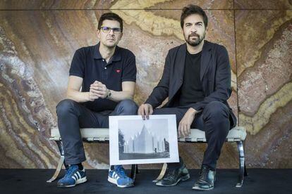 Alberto Veiga y Fabrizio Barozzi, quien sostiene una imagen del auditorio ganador del premio Mies van der Rohe.