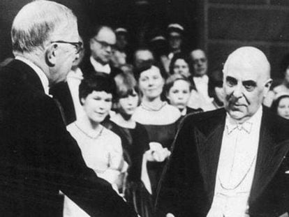 Iorgos Seferis, a la dreta, en la cerimònia de lliurament del premi Nobel de Literatura el 1963.