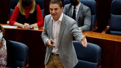 El portavoz socialista, Juan Lobato, durante su intervención en el pleno monográfico celebrado este jueves en la Asamblea.
