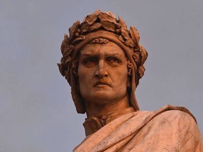 Estatua de Dante Alighieri en Florencia.