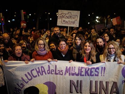 La ministra de Igualdad, Irene Montero, en el centro de la imagen, en la manifestación convocada en el bario madrileño de Vallecas, este viernes.