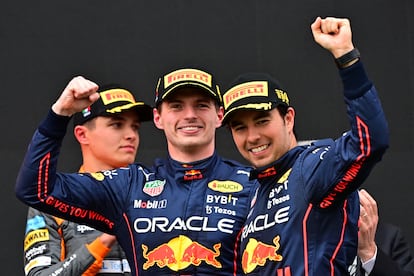 Verstappen y Checo Pérez celebran este domingo en el circuito de Imola (Italia).