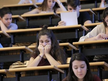 Alrededor de 200.000 alumnos se presentan estas semanas, una prueba que cambia el curso que viene. En la imagen, una estudiantes antes de iniciar la prueba en la Facultad de Odontología de La Universidad Complutense de Madrid.