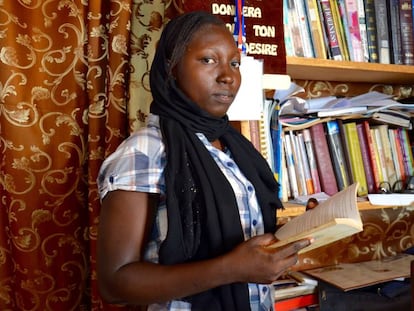 Blita Mariette Douka, que estudia segundo de Biología en la universidad de Maroua, en la casa en la que reside durante el curso en la capital. 
 
 