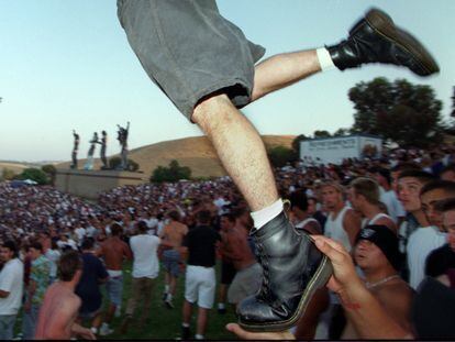 Unas Dr. Marftens se elevan entre el público durante un concierto de la banda estadounidense Korn en 1996.