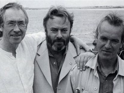 Los escritores Ian McEwan, Christopher Hitchens y Martin Amis.