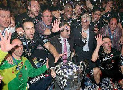 Los jugadores y el entrenador drel Ciudad Real celebran el título de Liga de Campeones