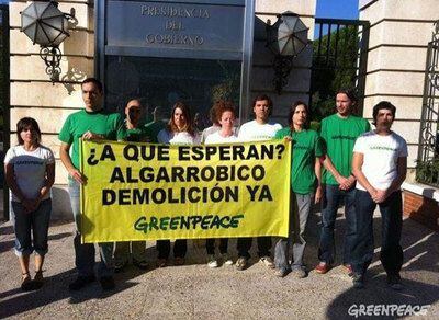 Activistas de Greenpeace, a su llegada a La Moncloa para entregar las firmas recogidas para la demolición del hotel El Algarrobico, en Almería