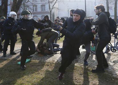 Un manifestante intenta huir de agentes policiales durante los disturbios que se produjeron este martes en Frankfurt.