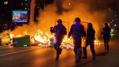Un grupo de policías, en las protestas del sábado en París.