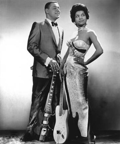 Sylvia Robinson cuando formaba parte del dúo de rhythm and blues Mickey & Sylvia. La imagen está tomada en Nueva York en 1958.
