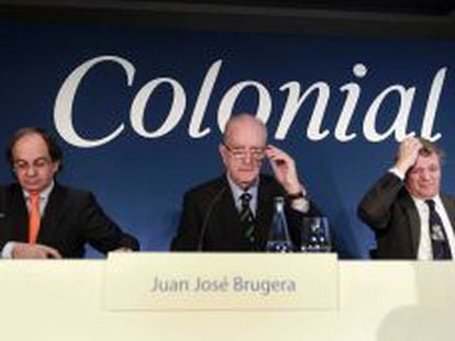 Juan Jos&eacute; Brugera, en el centro, Pere Vi&ntilde;olas, con corbata naranja, y el consejero Francisco Pal&agrave;, a principios de a&ntilde;o en Barcelona.
 