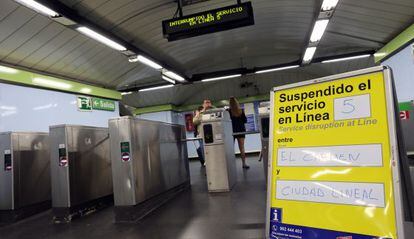 La estaci&oacute;n del Metro de El Carmen este martes, cerrada por la aver&iacute;a. 