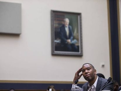 El escritor Ta-Nehisi Coates testifica en una sesión judicial sobre la esclavitud en, 2019, en Washington.