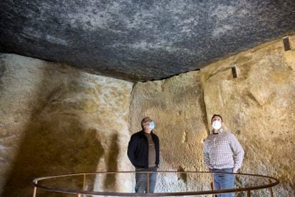 José Antonio Lozano y Leonardo García Sanjuán, bajo la cobija cinco, en el interior del dolmen de Menga (Antequera).