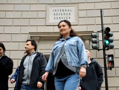 Un grupo de personas pasa delante de la sede del Servicio de Impuestos Internos en Washington.