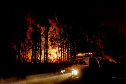 Equipos de bomberos monitorean los incendios entre las ciudades de Orbost y Lakes Entrance en el este de Gipplsland (Australia).