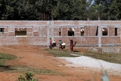 Muchas estructuras públicas quedaron dañadas porque no estaban construidas para soportar seísmos. 765 centros de salud y 35.000 escuelas sufrieron destrozos totales o parciales. En la imagen, la nueva escuela que están construyendo en Baluwa, en el distrito de Kavre, a unas dos o tres horas (depende del tráfico) de la capital, Katmandú.