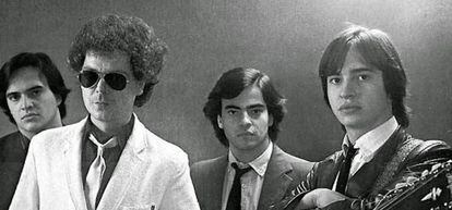 Los Secretos de su imprescindible primer disco, en 1980. Los tres hermanos Urquijo (Javier, Enrique y Álvaro, de izquierda a derecha) y el batería Pedro A. Díaz, con chaqueta blanca.