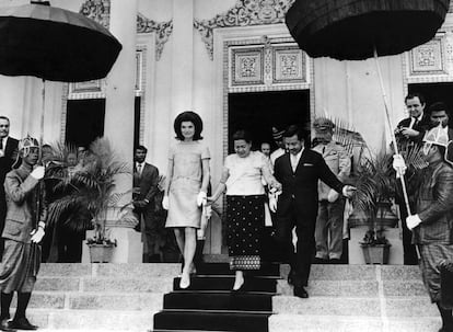 La reina Kossamak Nearireath (centro) baja los escalones, ayudada por Jackie Kennedy y el príncipe Norodom Sihanouk, el 8 de noviembre de 1967.
