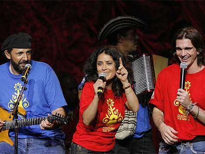 Juan Luis Guerra, Salma Hayek y Juanes en plena actuación.